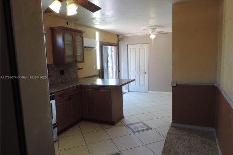 House in Miami, Florida 4 bedrooms, 183.95 sq.m. № 1729082 - photo 18