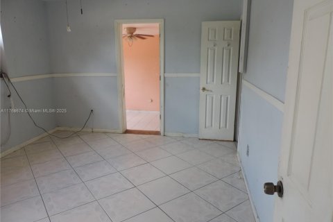 House in Miami, Florida 4 bedrooms, 183.95 sq.m. № 1729082 - photo 22