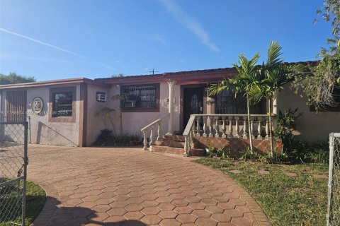 House in Miami, Florida 4 bedrooms, 183.95 sq.m. № 1729082 - photo 2