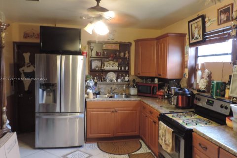 House in Miami, Florida 4 bedrooms, 183.95 sq.m. № 1729082 - photo 4