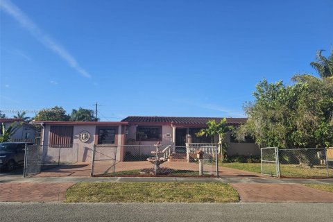 House in Miami, Florida 4 bedrooms, 183.95 sq.m. № 1729082 - photo 1