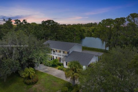 House in Vero Beach, Florida 4 bedrooms, 307.41 sq.m. № 1891040 - photo 1