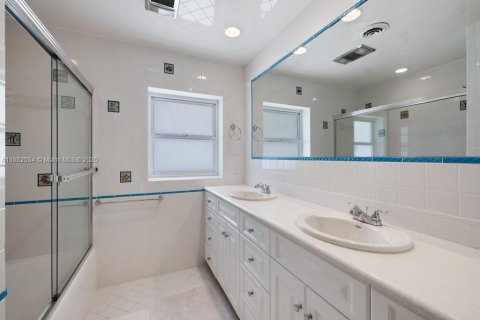 House in Vero Beach, Florida 4 bedrooms, 307.41 sq.m. № 1891040 - photo 7
