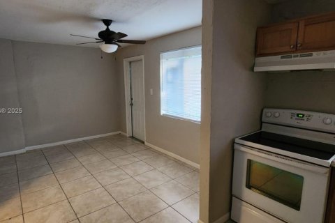 Commercial property in Fort Myers, Florida № 2089170 - photo 11