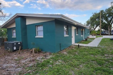 Commercial property in Fort Myers, Florida № 2089170