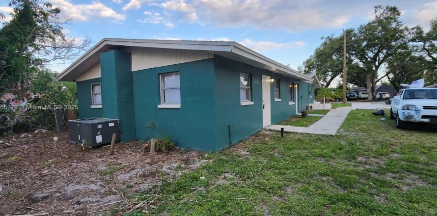 Commercial property in Fort Myers, Florida № 2089170