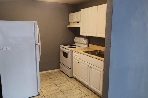 Commercial property in Fort Myers, Florida № 2089170 - photo 5