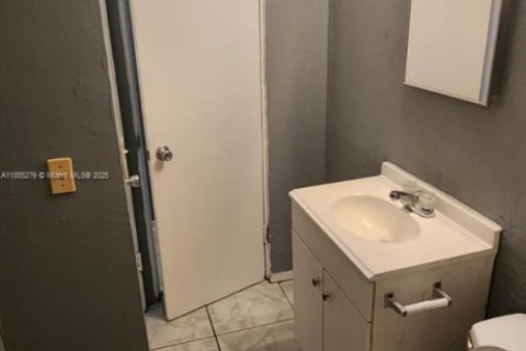 Commercial property in Fort Myers, Florida № 2089170 - photo 3