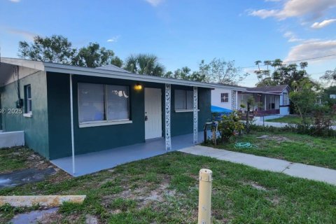 Commercial property in Fort Myers, Florida № 2089170 - photo 4
