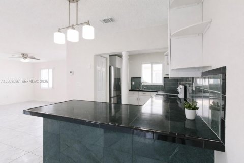 Villa ou maison à Sweetwater, Floride 3 chambres, 129.32 m2 № 2178206