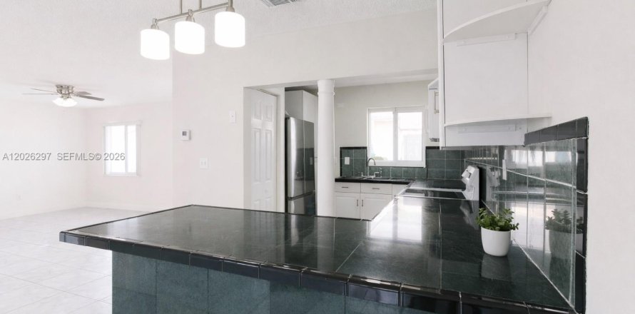 Casa en Sweetwater, Florida 3 dormitorios, 129.32 m2 № 2178206