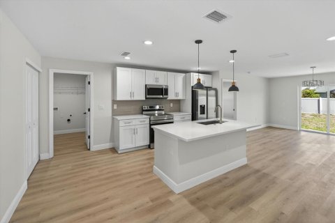 House in Port Charlotte, Florida 3 bedrooms, 117.99 sq.m. № 2329577 - photo 13