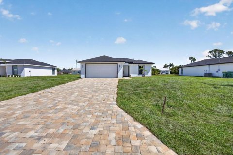 House in Port Charlotte, Florida 3 bedrooms, 117.99 sq.m. № 2329577 - photo 2