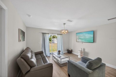 House in Port Charlotte, Florida 3 bedrooms, 117.99 sq.m. № 2329577 - photo 6