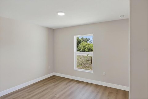 House in Port Charlotte, Florida 3 bedrooms, 117.99 sq.m. № 2329577 - photo 18