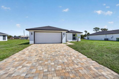 House in Port Charlotte, Florida 3 bedrooms, 117.99 sq.m. № 2329577