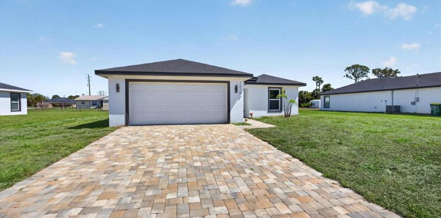 House in Port Charlotte, Florida 3 bedrooms, 117.99 sq.m. № 2329577
