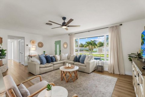 House in Bradenton, Florida 4 bedrooms, 176.61 sq.m. № 2396246 - photo 11