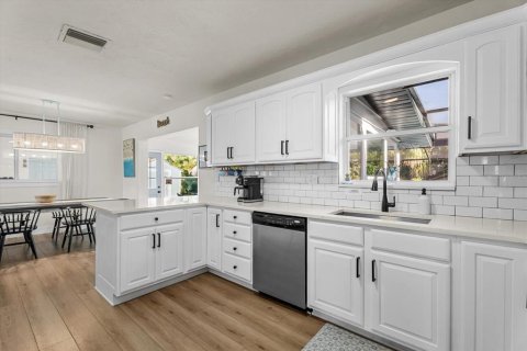 House in Bradenton, Florida 4 bedrooms, 176.61 sq.m. № 2396246 - photo 14