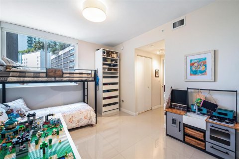 Condo in Miami, Florida, 2 bedrooms  № 2079522 - photo 12