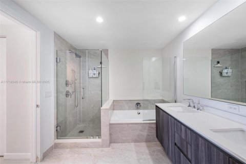Condo in Miami, Florida, 2 bedrooms  № 2079522 - photo 7