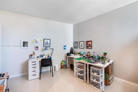 Condo in Miami, Florida, 2 bedrooms  № 2079522 - photo 13