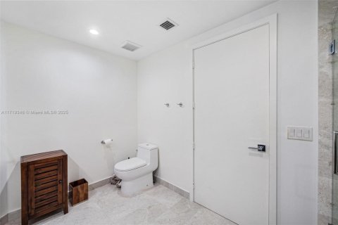 Condo in Miami, Florida, 2 bedrooms  № 2079522 - photo 9