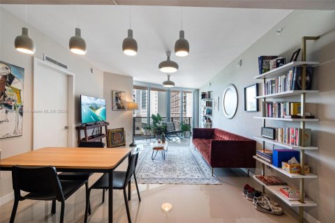 Condo in Miami, Florida, 2 bedrooms  № 2079522 - photo 2