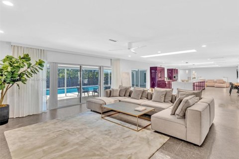 Купить виллу или дом в Холливуд, Флорида 4 спальни, 378.86м2, № 1977499 - фото 1