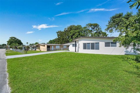 Villa ou maison à vendre à Miami, Floride: 3 chambres, 146.41 m2 № 2011955 - photo 3