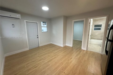 Снять в аренду виллу или дом в Майами, Флорида 1 спальня, 460.8м2, № 1986212 - фото 4