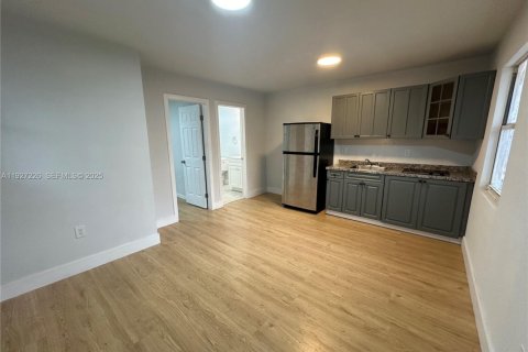 Снять в аренду виллу или дом в Майами, Флорида 1 спальня, 460.8м2, № 1986212 - фото 1