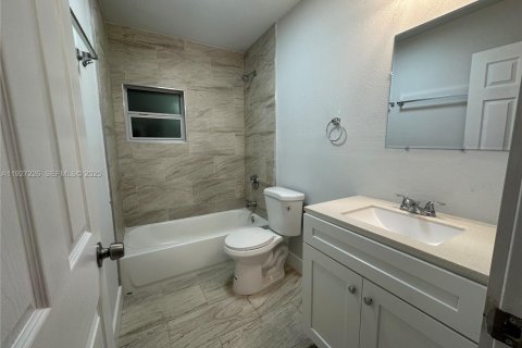 Снять в аренду виллу или дом в Майами, Флорида 1 спальня, 460.8м2, № 1986212 - фото 7