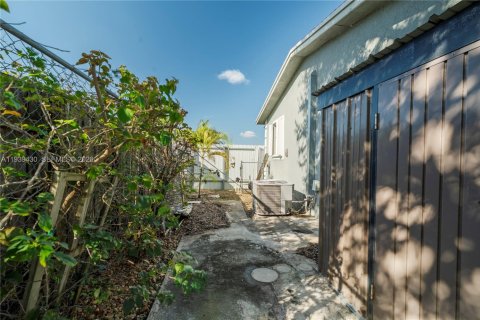 Villa ou maison à vendre à Miami Gardens, Floride: 3 chambres, 86.96 m2 № 1997423 - photo 15