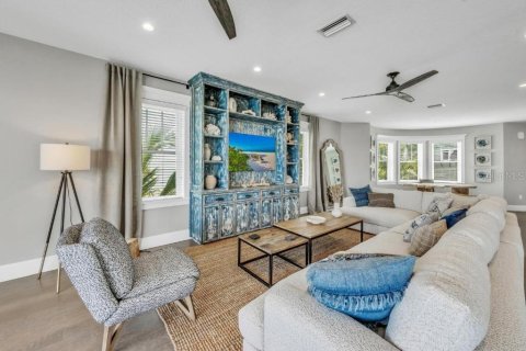 House in Bradenton Beach, Florida 5 bedrooms, 379.78 sq.m. № 1868970 - photo 9