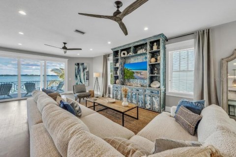 House in Bradenton Beach, Florida 5 bedrooms, 379.78 sq.m. № 1868970 - photo 10