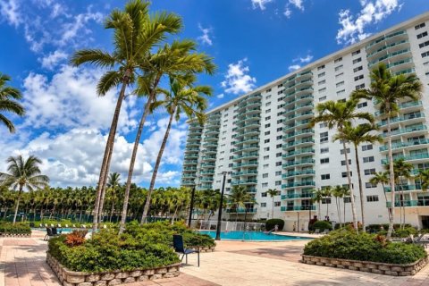 Condo in Sunny Isles Beach, Florida, 1 bedroom  № 2392965 - photo 15