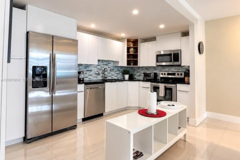 Condo in Sunny Isles Beach, Florida, 1 bedroom  № 2392965 - photo 5