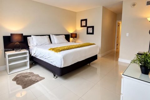 Condo in Sunny Isles Beach, Florida, 1 bedroom  № 2392965 - photo 8