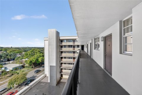 Купить кондоминиум в Холливуд, Флорида 1 спальня, 78.97м2, № 2074957 - фото 2