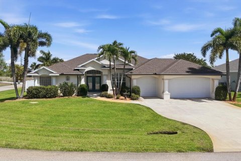 Casa en Port Charlotte, Florida 3 dormitorios, 175.68 m2 № 2103081