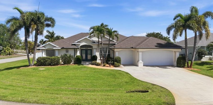 House in Port Charlotte, Florida 3 bedrooms, 175.68 sq.m. № 2103081