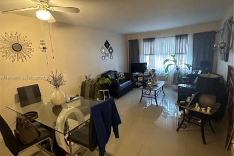 Condo in Pompano Beach, Florida, 1 bedroom  № 1992253 - photo 1