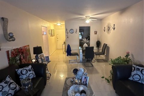 Condo in Pompano Beach, Florida, 1 bedroom  № 1992253 - photo 9