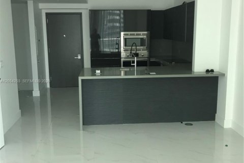 Condo in Miami, Florida, 1 bedroom № 2152427 - photo 2