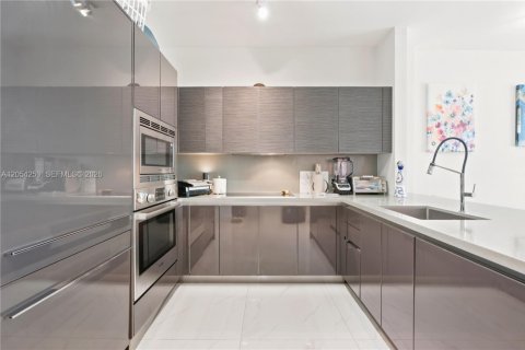 Condo in Miami, Florida, 1 bedroom  № 2152427 - photo 16