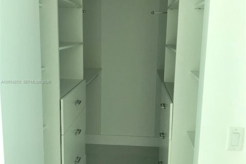 Condo in Miami, Florida, 1 bedroom № 2152427 - photo 6