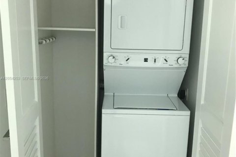 Condo in Miami, Florida, 1 bedroom № 2152427 - photo 3