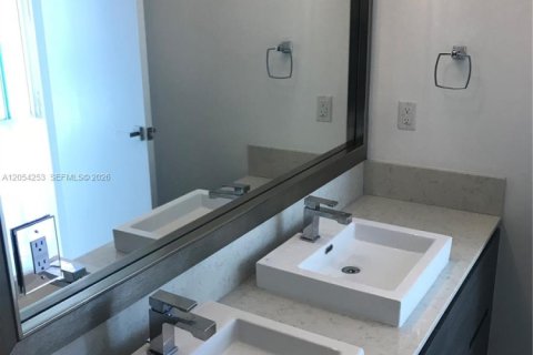 Condo in Miami, Florida, 1 bedroom № 2152427 - photo 5