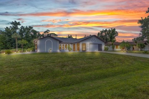 House in Port Charlotte, Florida 3 bedrooms, 210.98 sq.m. № 1858457 - photo 1